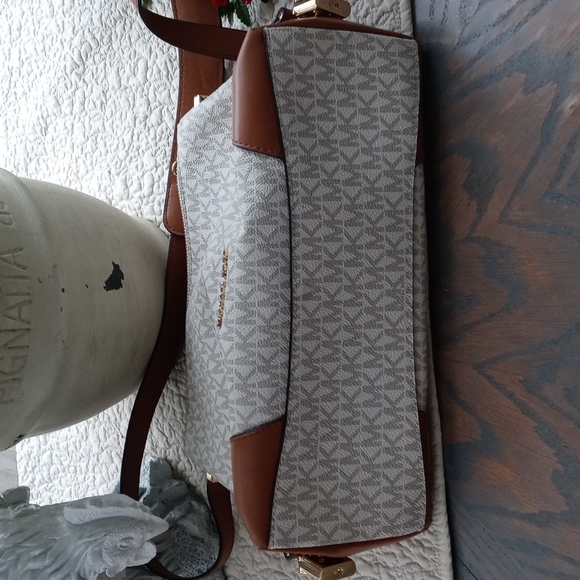 MICHAEL KORS BROWN AND WHITE CROSSBODY PURSE - Picture 8 of 13
